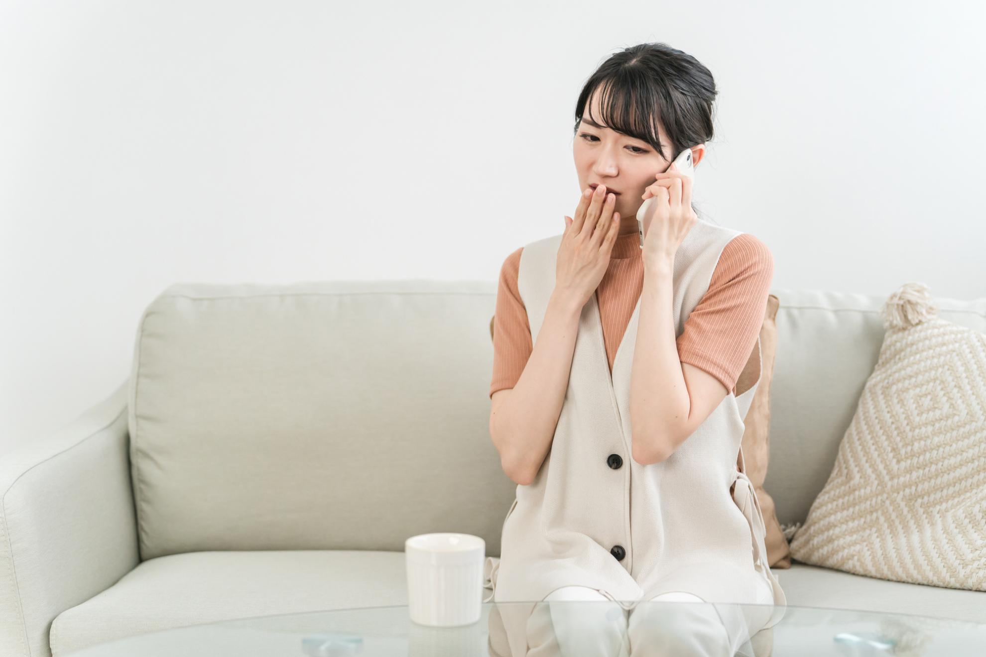 電話する女性.jpg